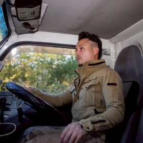 トラックを運転するスタッフの男性
